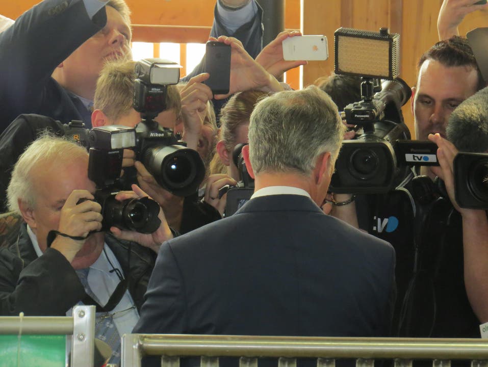 Didier Burkhalter an der Olma, von den Medien umringt. (Bild: Christian Wenger)