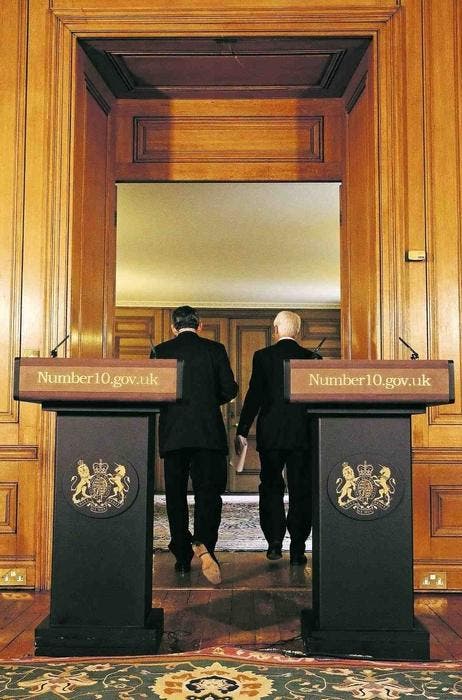 Grossbritannien wird Grossaktionär: Premierminister Gordon Brown (links) nach der Pressekonferenz und Verkündung des nationalen Rettungsplanes für Banken. (Bild: ky/Shaun Curry)