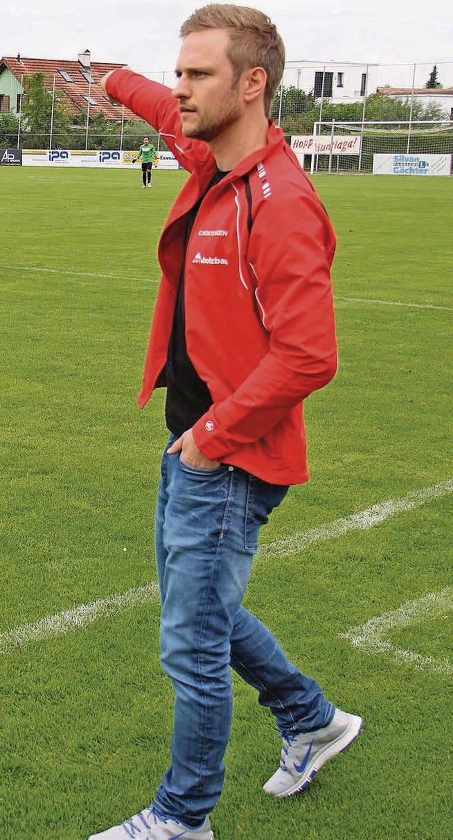 Trainer Jürgen Maccani zeigt den Montlingern den Weg zum Erfolg. (Bild: Dominik Sieber)