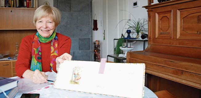 Martha Schafflützel mit dem Poesiealbum, aus dem ein Gedicht ihrem Buch «Jedes Jetzt hat Flügel» den Namen gab. (Bild: Chiara Weber)