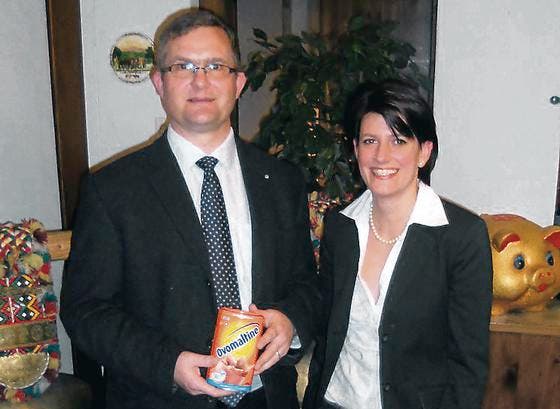 Die Präsidentin der FDP Balgach, Corinne Lei, gratuliert Christoph Auerswald zur Nomination. (Bild: pd)