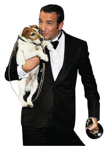 Jean Dujardin holds Uggie after accepting the Oscar for best picture for “The Artist” during the 84th Academy Awards on Sunday, Feb. 26, 2012, in the Hollywood section of Los Angeles. (AP Photo/Mark J. Terrill) (Bild: Mark J. Terrill (AP))