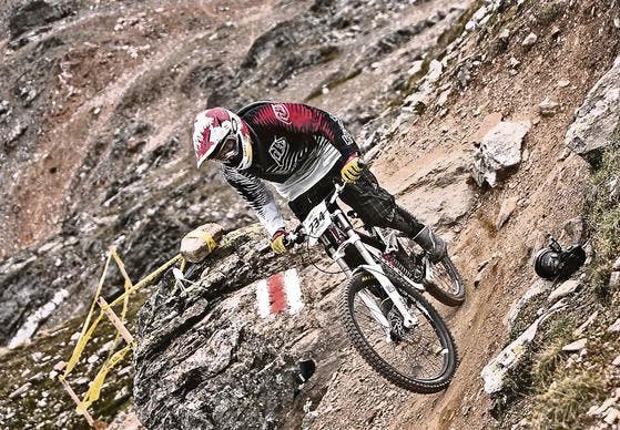 Sandro Ender aus Widnau mag es schnell. Der 15-Jährige wechselte vom normalen Mountainbike aufs Downhill-Bike, dass auch in schwierigstem Gelände hohe Geschwindigkeiten zulässt. (Bild: pd)