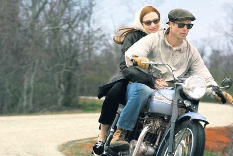 Jugendlich verliebt: Benjamin Button (Brad Pitt) und seine Freundin (Cate Blanchett) sausen durch die Zeit. (Bild: Warner)