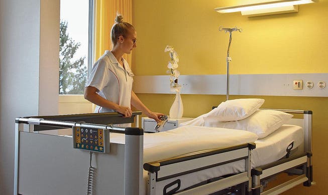 Die neuen Betten in den Spitälern Wil und Wattwil bieten dem Patienten mehr Komfort und erleichtern dem Pflegepersonal die Arbeit. (Bild: PD)