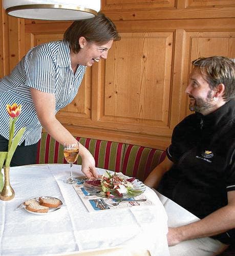 Hoteldirektorin Petra Federer serviert ihrem Gast, Daniel Fürst vom Trägerverein Culinarium, eine kreative Wurst-Vorspeise. (Bilder: Sabine Schmid)