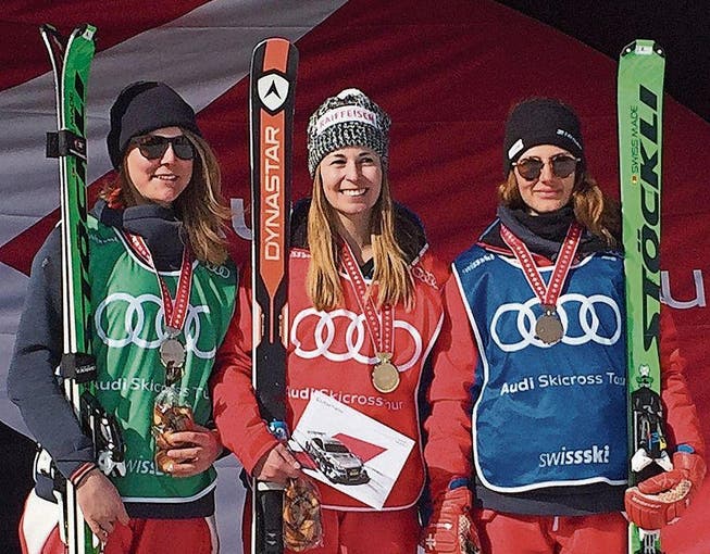 Nicole Frei wird vor Zoe Cheli (links) und Talina Gantenbein Skicross-Schweizer-Meisterin. (Bild: PD)