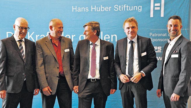Stiftungsratspräsident Christian Fiechter (links) gratuliert den Anerkennungspreisträgern Sandro Thoma (rechts), sowie Markus Schwendinger, Wolfgang Rohner und Stefan Gritsch (v. l.). (Bild: pd)