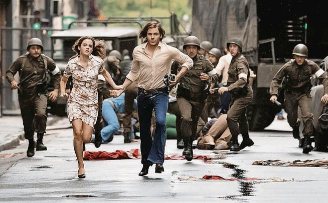 Im Film «Colonia» geraten Lena (Emma Watson) und Daniel (Daniel Brühl) vor dem Hintergrund der Pinochet-Diktatur in Chile in die Fänge einer Sekte. (Bild: Outnow)