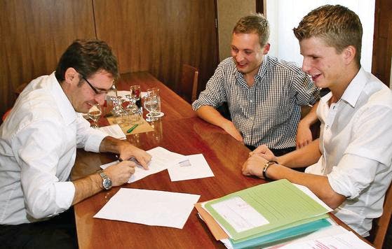 Hoffen auf Resonanz: Roland Rino Büchel, Lukas Reimann und Mike Egger (von links) unterzeichnen den Brief ans Bundeshaus. (Bild: unknown)