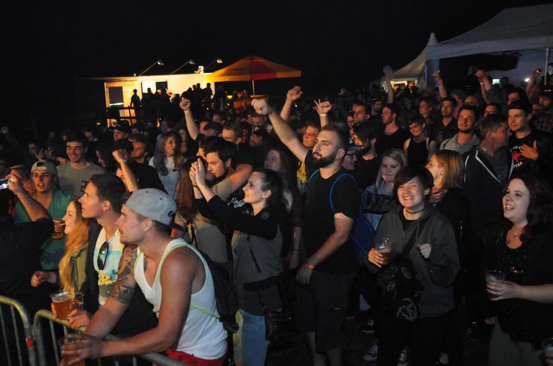 Mitternacht: Liricas Analas treten auf, und die Fans rocken mit. (Bild: Michael Hug)