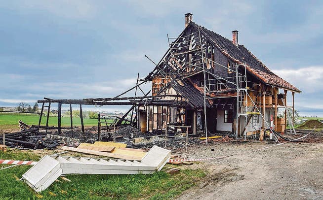 Der Grossbrand hat das Wohnhaus stark zerstört. Der angebaute Schopf ist komplett niedergebrannt. (Bild: Annina Flaig)