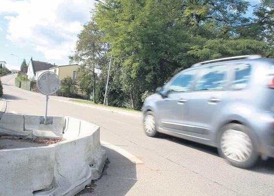 Provisorien an der Schulhausstrasse in Henau sollen Autos zu vernünftiger Geschwindigkeit zwingen. Wie die definitive Lösung aussehen soll, beschäftigt die Bewohner des Dorfs. (Bild: stu.)