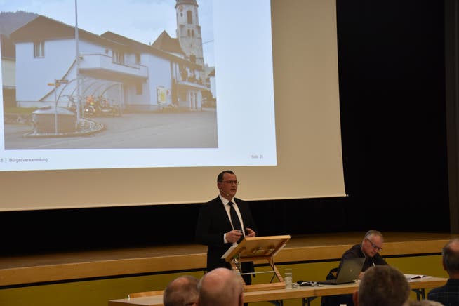 Gemeindepräsident Renato Truniger informiert über den Antrag, der die Liegenschaft Post Mosnang betrifft. (Bild: Timon Kobelt)
