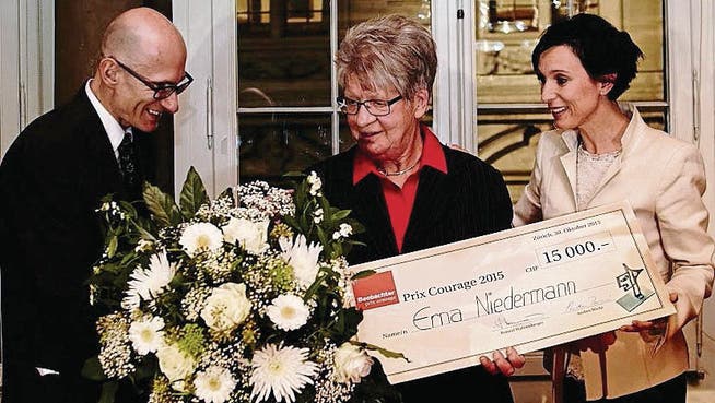 Erna Niedermanns selbstloses Engagement wurde mit anerkennenden Worten, Blumen und einem Check aus den Händen von SP-Ständerätin und Jurypräsidentin Pascale Bruderer Wyss gewürdigt. (Bild: Beobachter)