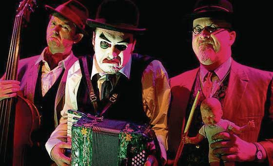 Clownesk und grimmig: Martin Jacques am Akkordeon, Adrian Stout (links) und Adrian Huge. (Bild: pd)