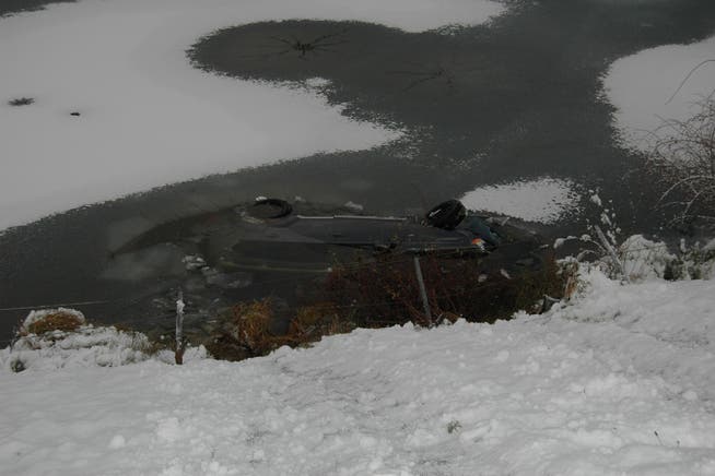 Der Wagen versank im Eisweiher. (Bild: Kapo AI)