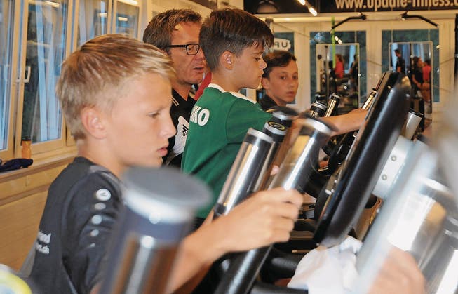 Sportschüler beim intensiven Training an den Cross-Trainern, beobachtet von Sportschulleiter René Wyler. (Bild: pf)