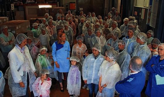 Verkleidet mit Mantel und Haarnetz waren die kleinen Besucher bereit für die Erkundung der Ebnat-Kappler Bürstenfabrik. (Bild: Thomas Geissler)