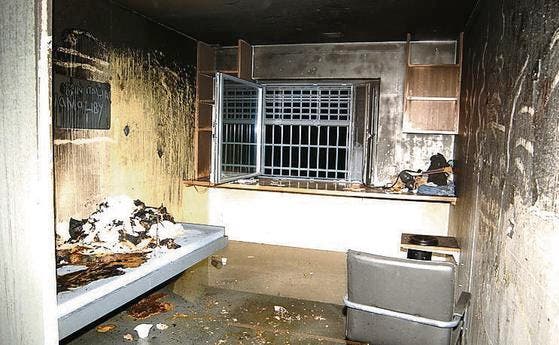 Die ausgebrannte Gefängniszelle ist nicht mehr benutzbar. (Bild: Kapo AR)
