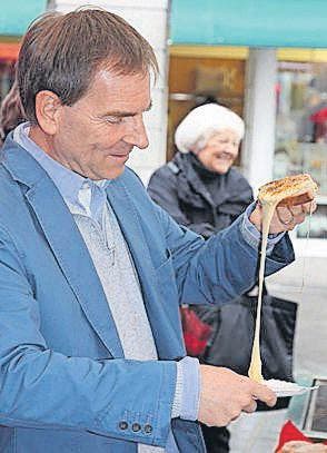 Gastgeber und Kandidat Peter Jans bändigt ein Raclette. (Bild: Reto Voneschen)