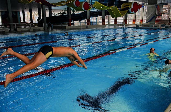 Die Bahnen des 25-Meter-Beckens im Hallenbad Blumenwies werden sich mit dem Ende der Freibadsaison wieder mit Schwimmern füllen. (Archivbild: Ralph Ribi)