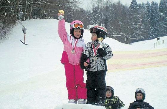 Pokal für die Jüngsten beim Skirennen in Grub. (Bilder: pd)