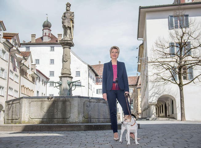 Karin Keller-Sutter spaziert gerne mit ihrem Hund Picasso durch die Altstadt. Ihr Lieblingsort ist der Hofplatz. (Bild: Urs Bucher)