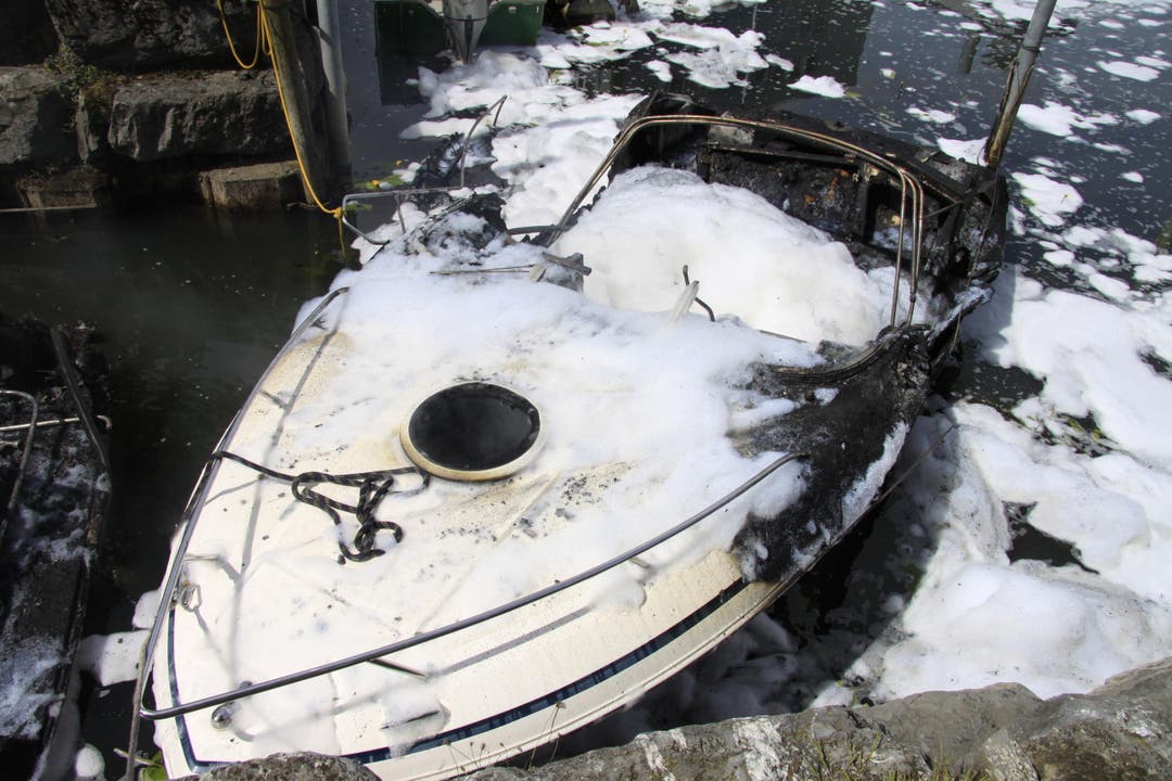 Nicht mehr schiffbar - eines der acht verbrannten Motorboote. (Bild: Rudolf Hirtl)