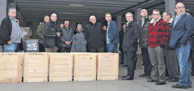 «Logistik bedeutet nicht nur, ein Rattan-Sofa von A nach B zu transportieren», erklärt Martin Sieber (Dritter von links) den FDPlern den Ablauf bei der Sieber Transport AG in Berneck. (Bilder: Monika von der Linden)