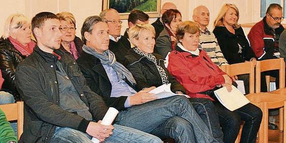 Fragen zum Bauland: Rheinecker Ortsbürger an der Vorversammlung. (Bild: jhü)