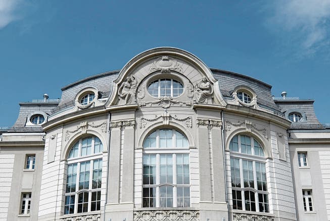 Zwei der neun Musen flankieren das obere Rundfenster der Tonhalle: Terpsichore (links) und Polyhymnia. (Bild: Hanspeter Schiess)