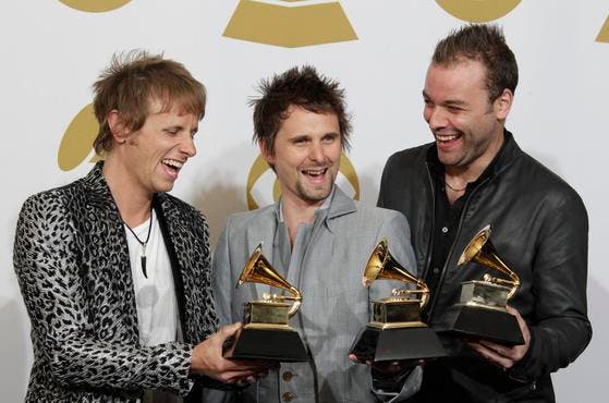 Muse mit den Grammys für das beste Rock-Album. (Bild: Keystone)