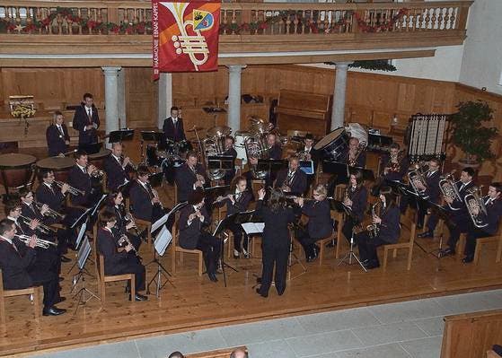 Die Musikgesellschaft Harmonie Ebnat-Kappel glänzte mit der neuen Dirigentin Melanie Hösli beim diesjährigen Kirchenkonzert. (Bild: Thomas Geissler)