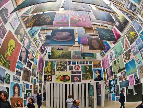 Der «Bilderwald» des chinesischen Künstlers Yan Lei hängt in der Documenta-Halle und wird nach und nach übermalt werden. (Bild: ky)
