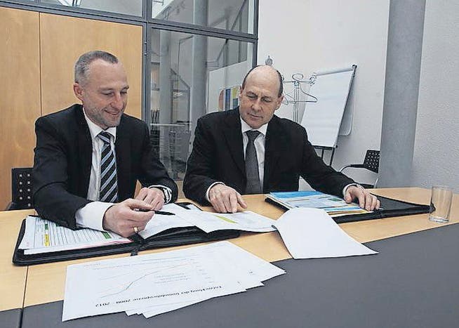 Die Bankleiter Roman Kaiser und Hans Günthard blicken zufrieden auf ihre Zahlen des vergangenen Jahres. (Bild: Olaf Kühne)