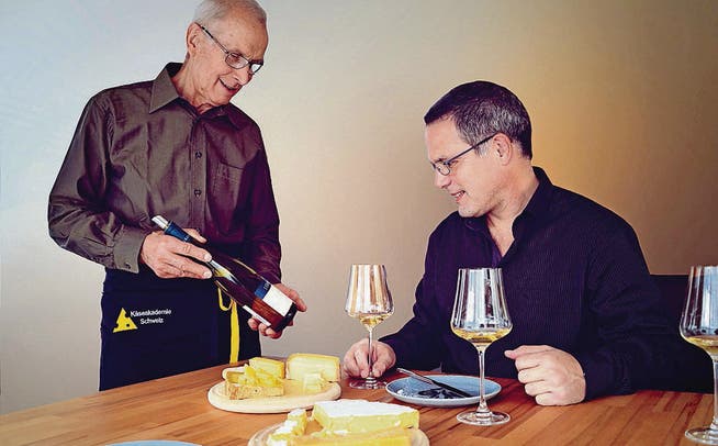 Käse-Sommelier Niklaus Stadelmann (links) weiss, was Käse und Wein gemeinsam haben. An den Käsetagen Toggenburg gestaltet er für Interessierte die Fachseminare «Käse und Wein» sowie «Käse und Bier». (Bild: pd)