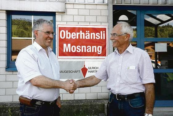 Damian Oberhänsli von der Oberhänsli Bau AG in Mosnang übernimmt die Ulrich Hartmann AG von Ueli Hartmann in Ebnat-Kappel (rechts). (Bild: Matthias Giger)