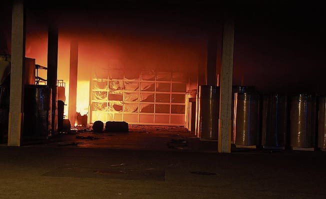 Wegen des Feuers schmolz das Eingangstor der Firma. (Bild: Kapo SG)