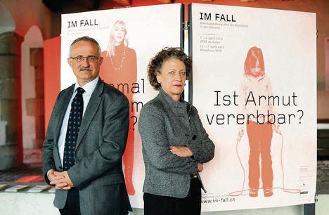 Ausstellungseröffnung im Waaghaus mit Regierungsrätin Kathrin Hilber und Stadtrat Nino Cozzio. (Bild: Coralie Wenger)