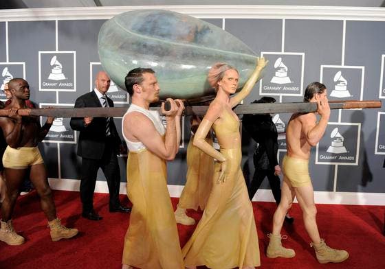 Lady Gaga wird in einer Kapsel zur Grammy-Verleihung gebracht. (Bild: Keystone)