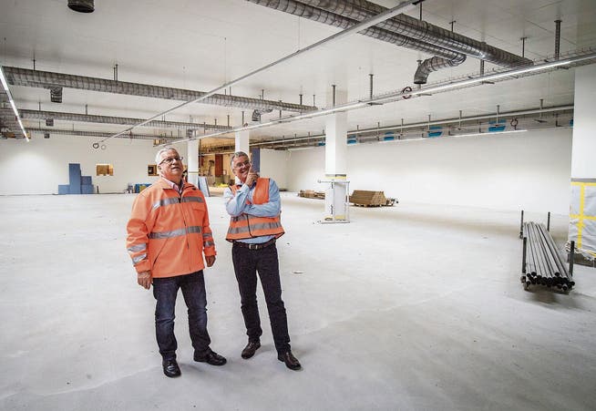 Projektleiter Karl W. Gschwend und Christoph Peternell, Chef der Hochdorf-Werke, auf der Baustelle der neuen Anlagen in Sulgen. (Bild: Reto Martin)