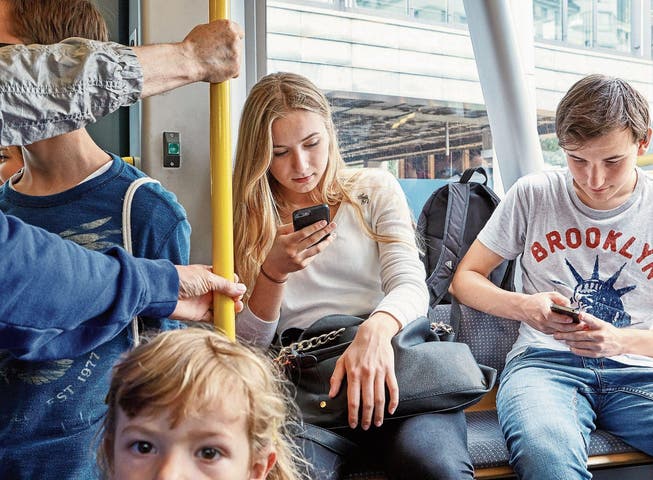 Ab wann sind Jugendliche süchtig nach digitaler Interaktion? Für Eltern ist das manchmal schwierig einzuschätzen. (Bild: Christoph Schuerpf/KEY)