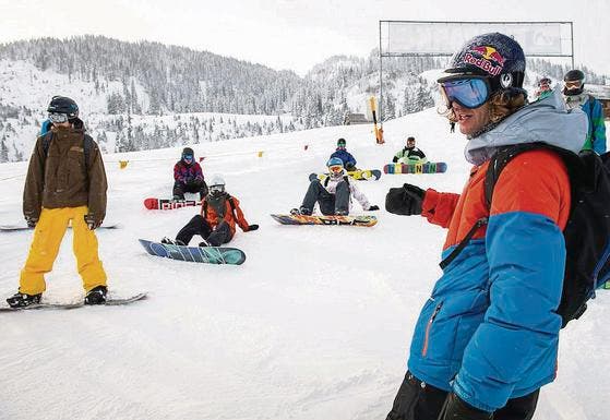 16 Snowboarder hatten am Samstag auf den Pisten von Wildhaus ihren Spass mit Ex-Weltmeister Markus Keller. (Bild: pd)