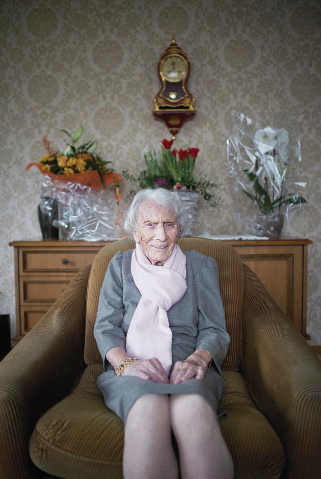 Blumensträusse zeugen vom 100. Geburtstag von Gabrielle Haselbach-Groux. (Bild: Benjamin Manser)