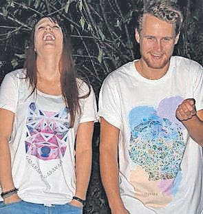 Sidney Sutter hat eine eigene Shirt-Kollektion kreiert. Links seine Schwester Naomi. (Bild: pd)