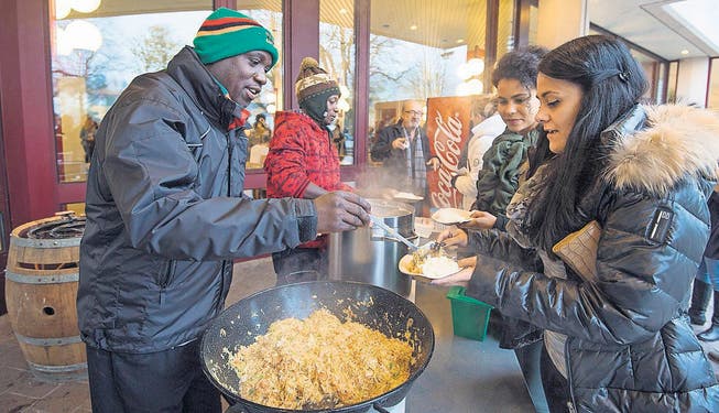 Kennedy Kazeze (vorne) und Katongo Chilangwa verteilen im KBZ St. Gallen die gleiche Mahlzeit wie in der Barfuss-Schule in Sambia. (Bild: Urs Bucher)