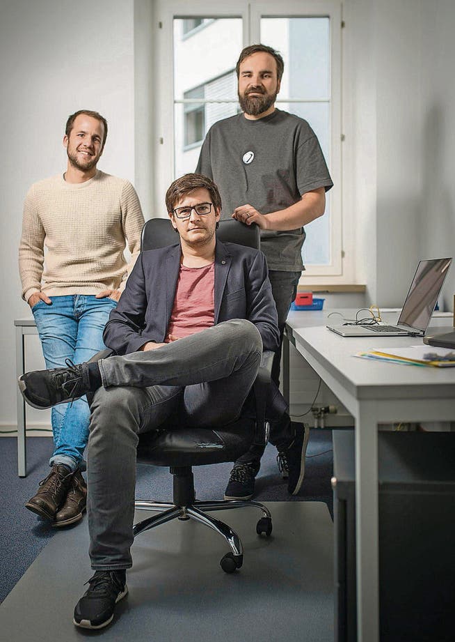 Patrick Gemperli, Matthias Wiget und Peter Novotny (von links) in ihrem Büro in Chur. (Bild: Benjamin Manser)