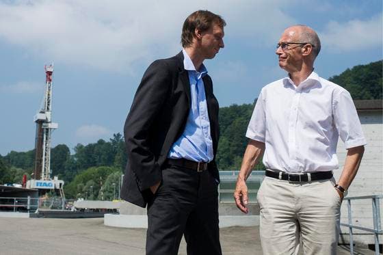 Stadtpräsident Thomas Scheitlin (r.) und Stefan Wiemer, Direktor Schweizerischer Erdbebendienst, auf dem Bohrplatz im Sittertobel. (Bild: Keystone)