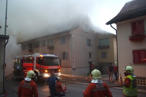 80 Feuerwehrleute konnten ein Übergreifen der Flammen auf umliegende Häuser verhindern. (Bild: kapo sg)